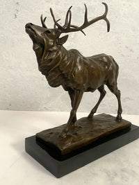 Tierskulptur Röhrender Hirsch nach Alfred Dubucand mit Künstlersignatur.