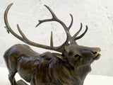Tierskulptur Röhrender Hirsch nach Alfred Dubucand mit Künstlersignatur.