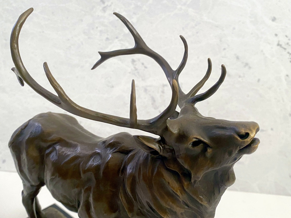 Tierskulptur Röhrender Hirsch nach Alfred Dubucand mit Künstlersignatur.