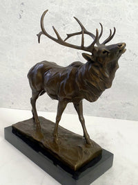Tierskulptur Röhrender Hirsch nach Alfred Dubucand mit Künstlersignatur.
