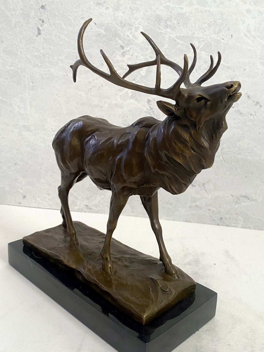 Tierskulptur Röhrender Hirsch nach Alfred Dubucand mit Künstlersignatur.