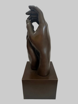 Rodin Hand Skulptur aus Bronze – rückseitige Ansicht auf Bronzesockel