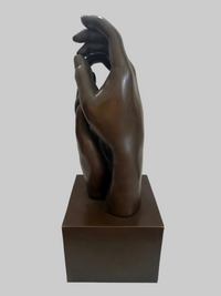 Rodin Hand Skulptur aus Bronze – rückseitige Ansicht auf Bronzesockel