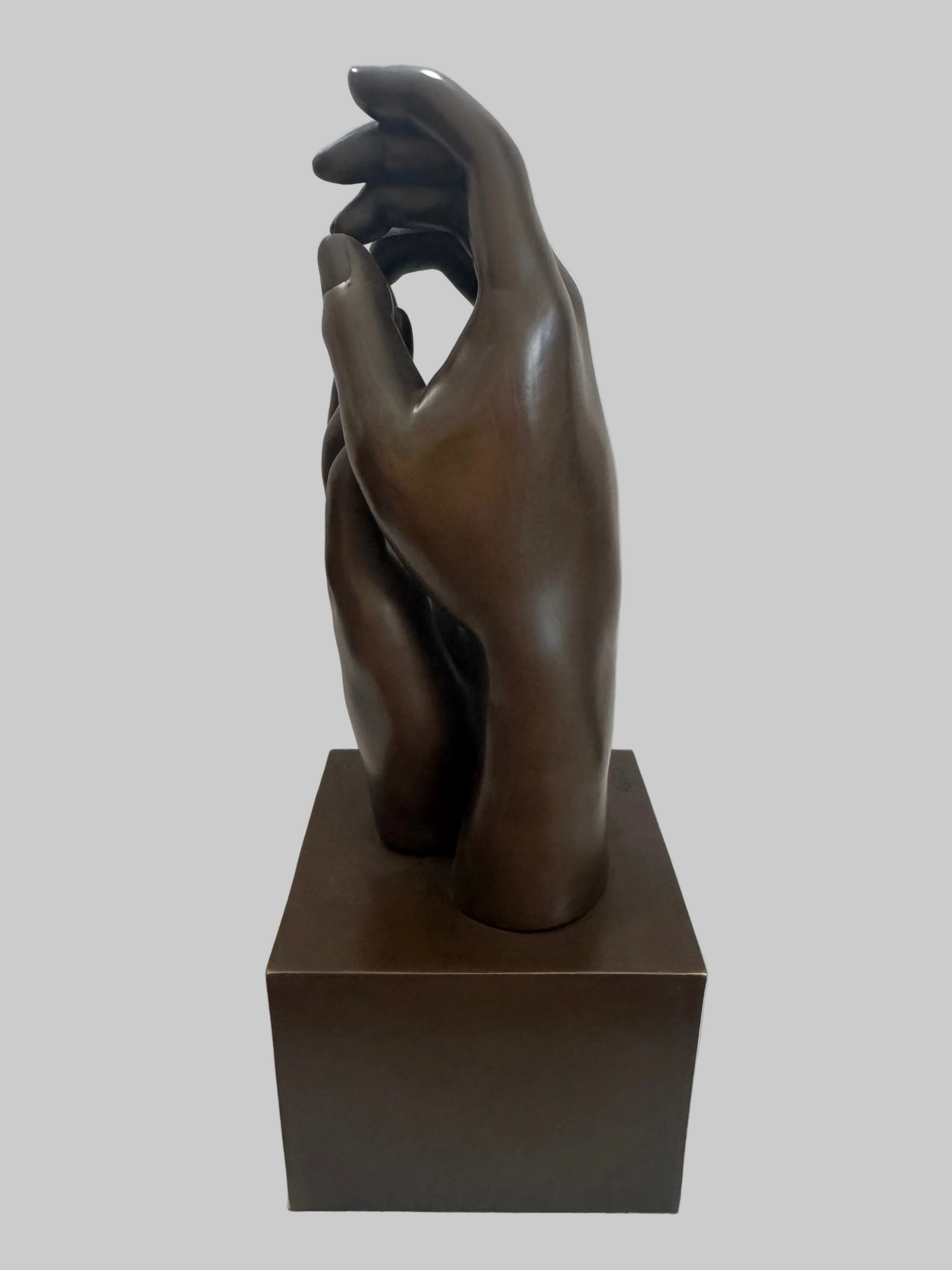 Rodin Hand Skulptur aus Bronze – rückseitige Ansicht auf Bronzesockel