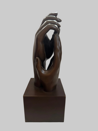 Bronze Hand Skulptur – seitliche Ansicht auf rechteckigem Bronzesockel