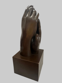 Die Kathedrale Hand Skulptur – frontale Ansicht auf Bronzesockel