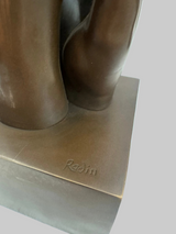 Bronze Hand Skulptur – Detailaufnahme von Händen und Sgnatur