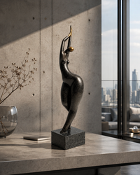 Le Bao Bronze Akt Skulptur – Stimmungsbild im modernen Beton-Glas-Interieur