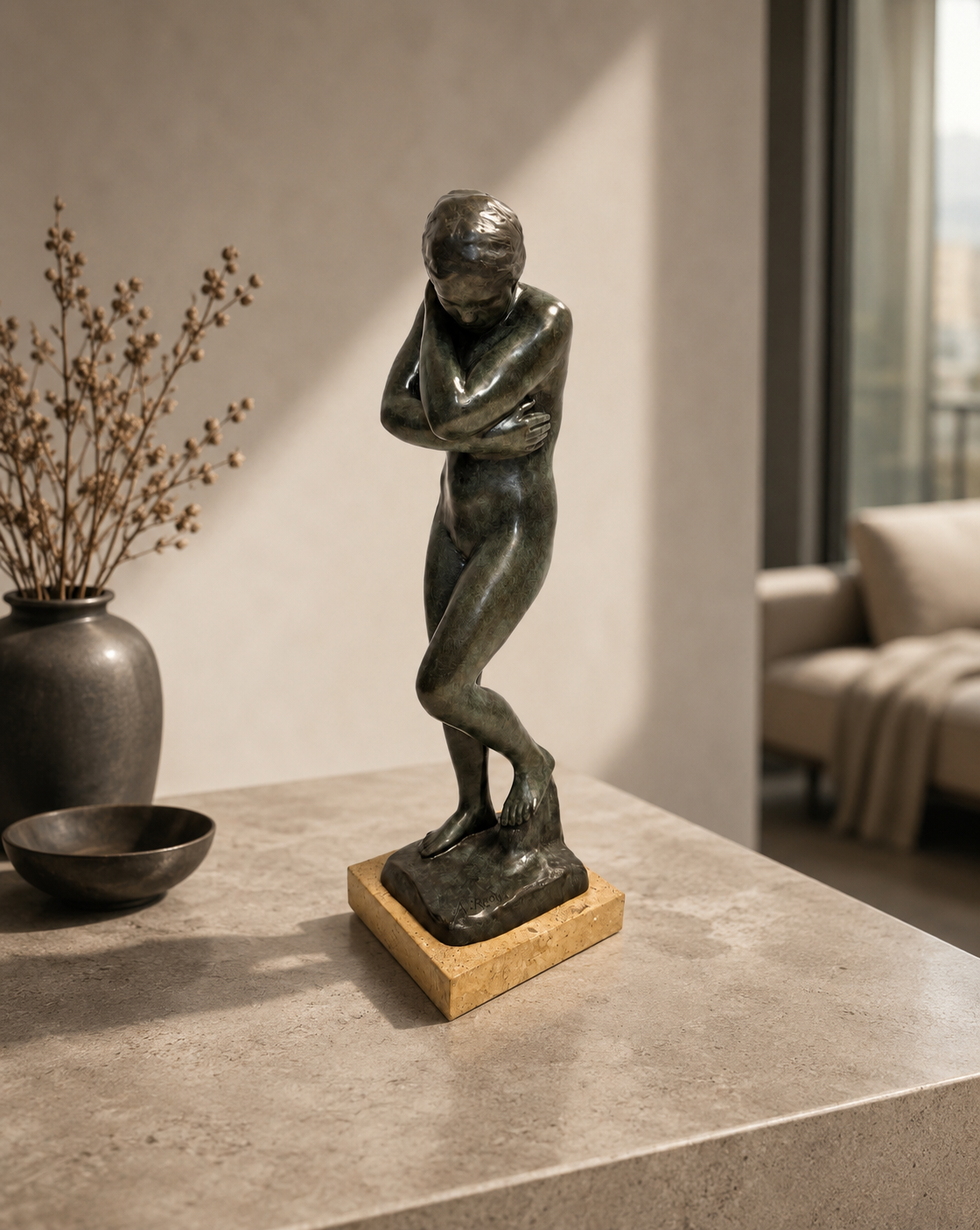 Eva nach dem Sündenfall von Auguste Rodin – Bronze-Skulptur auf Marmorsockel, schräge Seitenansicht links- Stimmungsbild