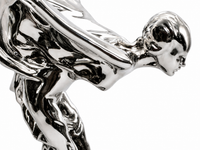 Spirit of Ecstasy Bronzefigur – verchromte Kühlerfigur-Nahaufname
