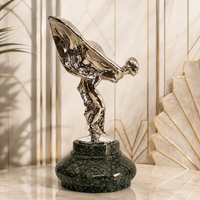Verchromte Bronzeskulptur Spirit of Ecstasy – schräge Seitenansicht-Stimmungsbild