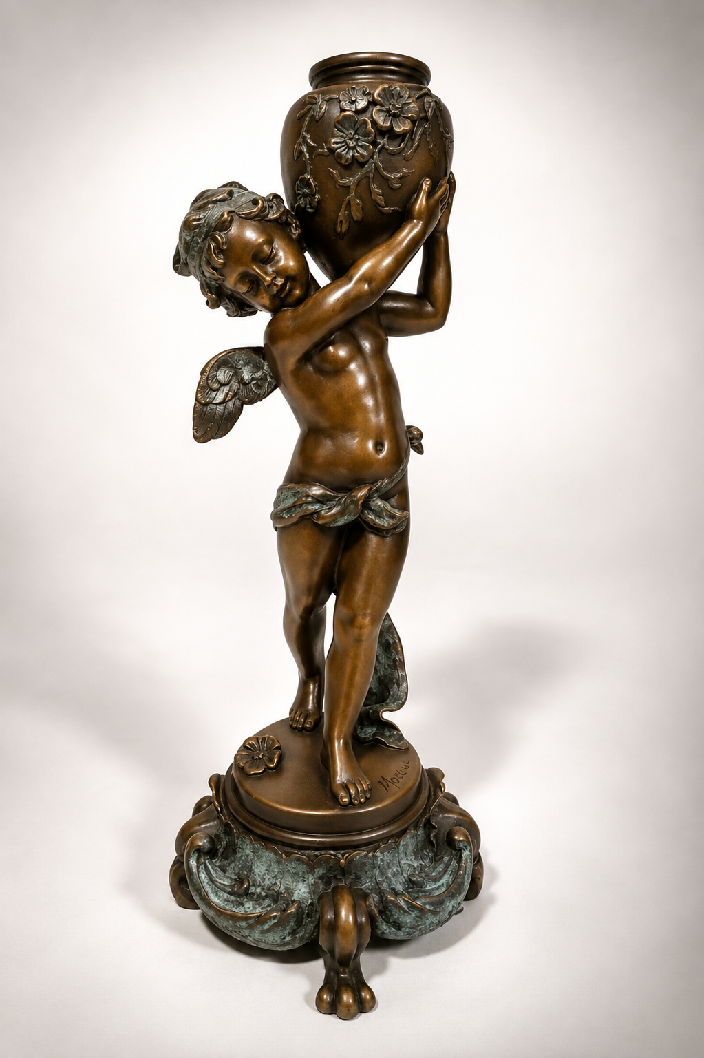 Engelfigur aus Bronze – Amor mit Vase nach Auguste Moreau signiert