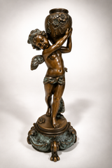 Engelfigur aus Bronze – Amor mit Vase nach Auguste Moreau signiert