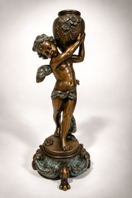Engelfigur aus Bronze – Amor mit Vase nach Auguste Moreau signiert