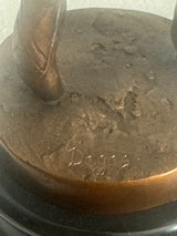 Detailaufnahme der Degas-Signatur auf der Bronze Tänzerin – Nahaufnahme der signierten Oberfläche
