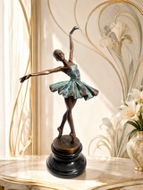 Bronze Tänzerin auf Marmorsockel in hellem Jugendstil-Ambiente – dekoratives Stimmungsbild