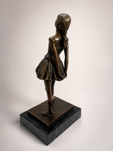 Bronze Tänzerin in Anlehnung an Degas – rückwärtige Dreiviertelansicht auf Marmorsockel