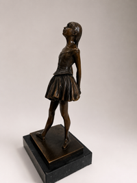 Bronzefigur Tänzerin nach Degas auf Marmorsockel – seitliche Dreiviertelansicht im Studio