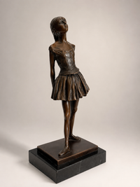 Bronze Tänzerin in Anlehnung an Degas auf schwarzem Marmorsockel – Dreiviertelansicht