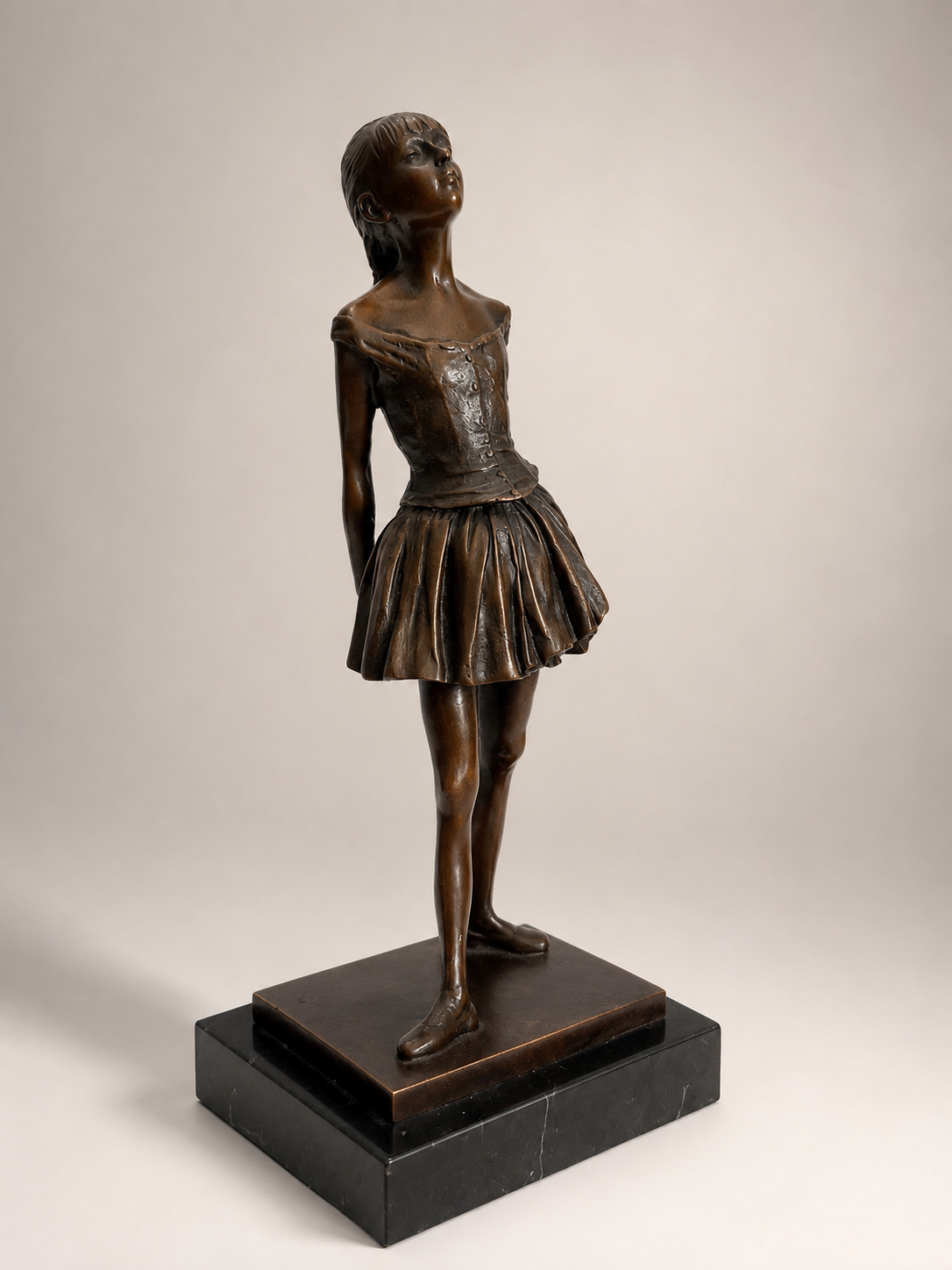 Bronze Tänzerin in Anlehnung an Degas auf schwarzem Marmorsockel – Dreiviertelansicht