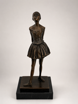 Bronzeskulptur Tänzerin nach Edgar Degas auf Marmorsockel – frontale Studioansicht