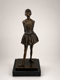 Bronzeskulptur Tänzerin nach Edgar Degas auf Marmorsockel – frontale Studioansicht