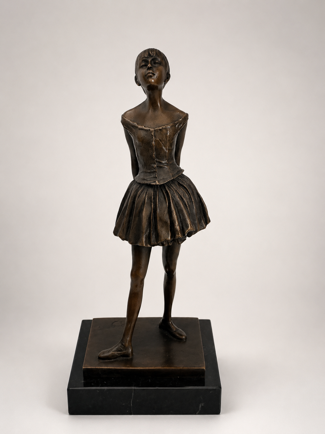 Bronzeskulptur Tänzerin nach Edgar Degas auf Marmorsockel – frontale Studioansicht