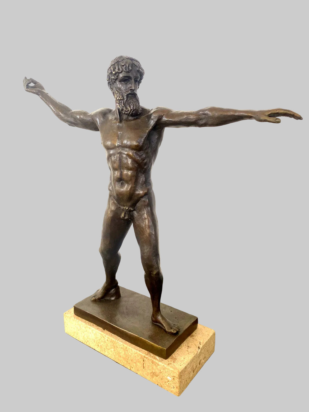 Bronzestatue Zeus oder Poseidon – frontale Gesamtansicht mit ausgestreckten Armen