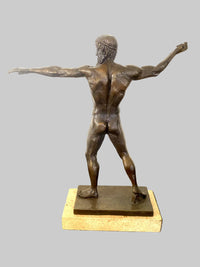 Bronzefigur nach antikem Vorbild – Rückansicht der mythologischen Männerfigur
