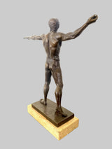Griechische Mythologie Figur aus Bronze – seitliche Rück Ansicht der antiken Darstellung