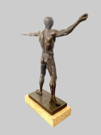 Griechische Mythologie Figur aus Bronze – seitliche Rück Ansicht der antiken Darstellung