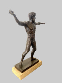 Zeus oder Poseidon Bronze Figur – seitliche Gesamtansicht mit dynamischer Haltung