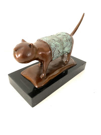 Chat en bronze animalier moderne fait main avec patine bicolore sur marbre