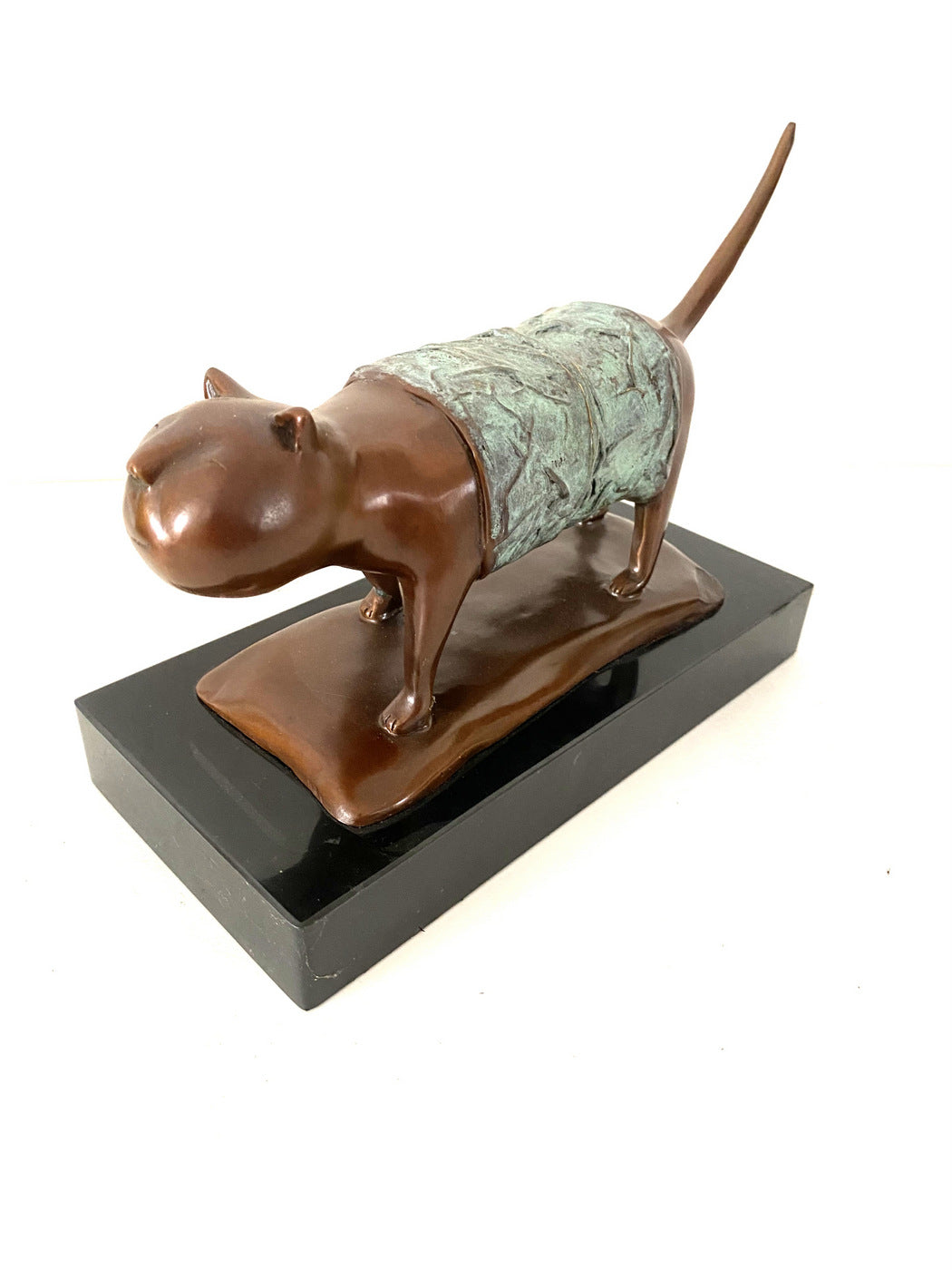 Chat en bronze animalier moderne fait main avec patine bicolore sur marbre