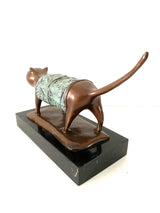 Chat en bronze animalier moderne fait main avec patine bicolore sur marbre