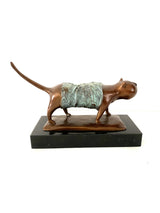 Chat en bronze animalier moderne fait main avec patine bicolore sur marbre