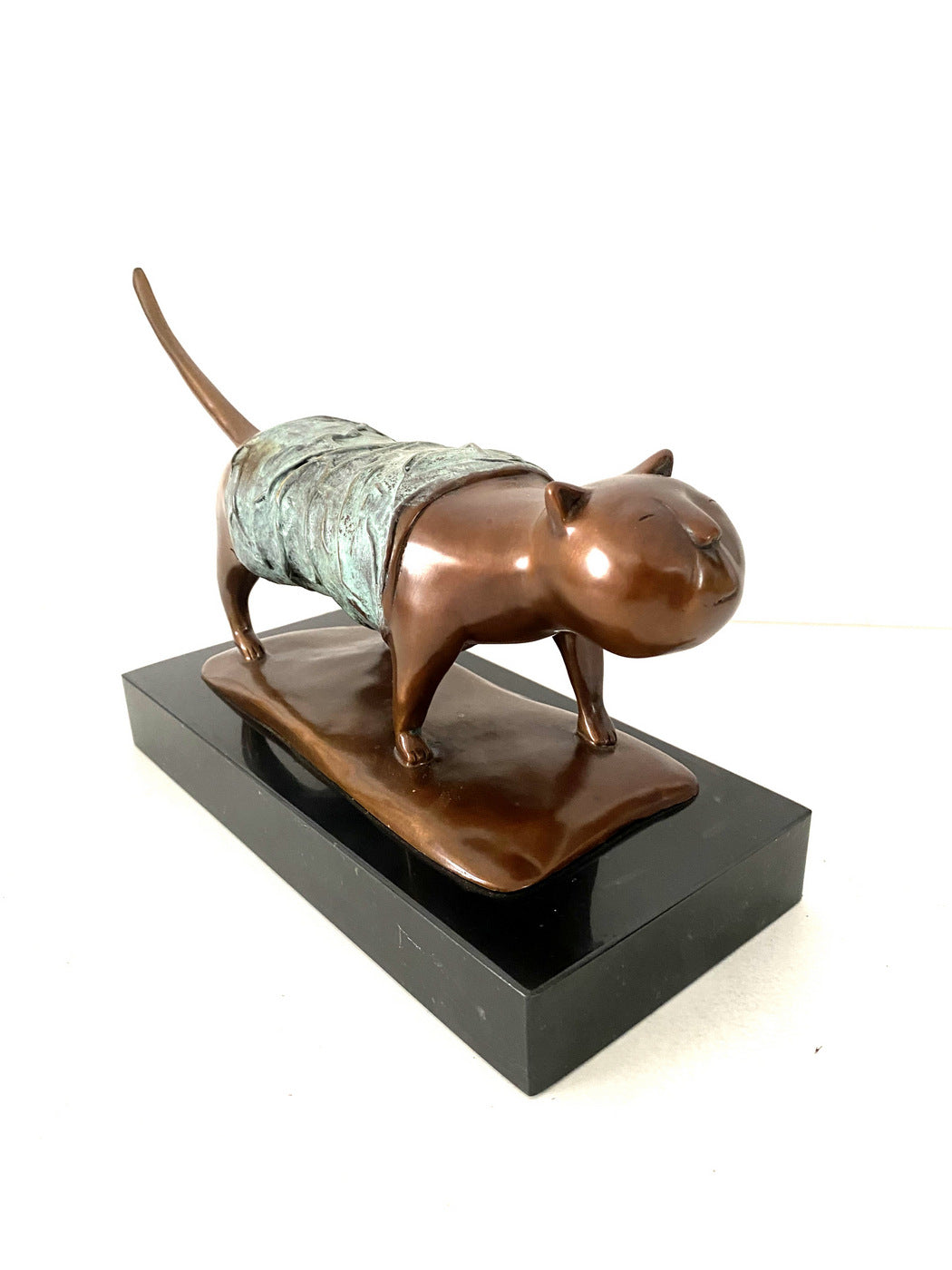 Chat en bronze animalier moderne fait main avec patine bicolore sur marbre