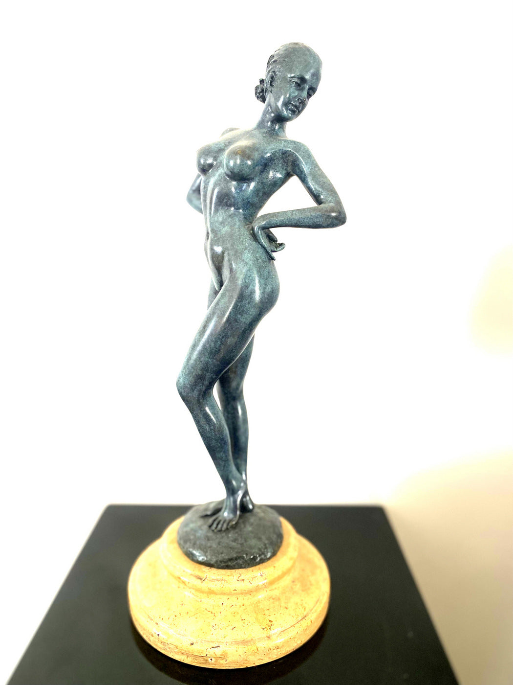 Bronze figure - Bronze nude signed Raymondo on marble base