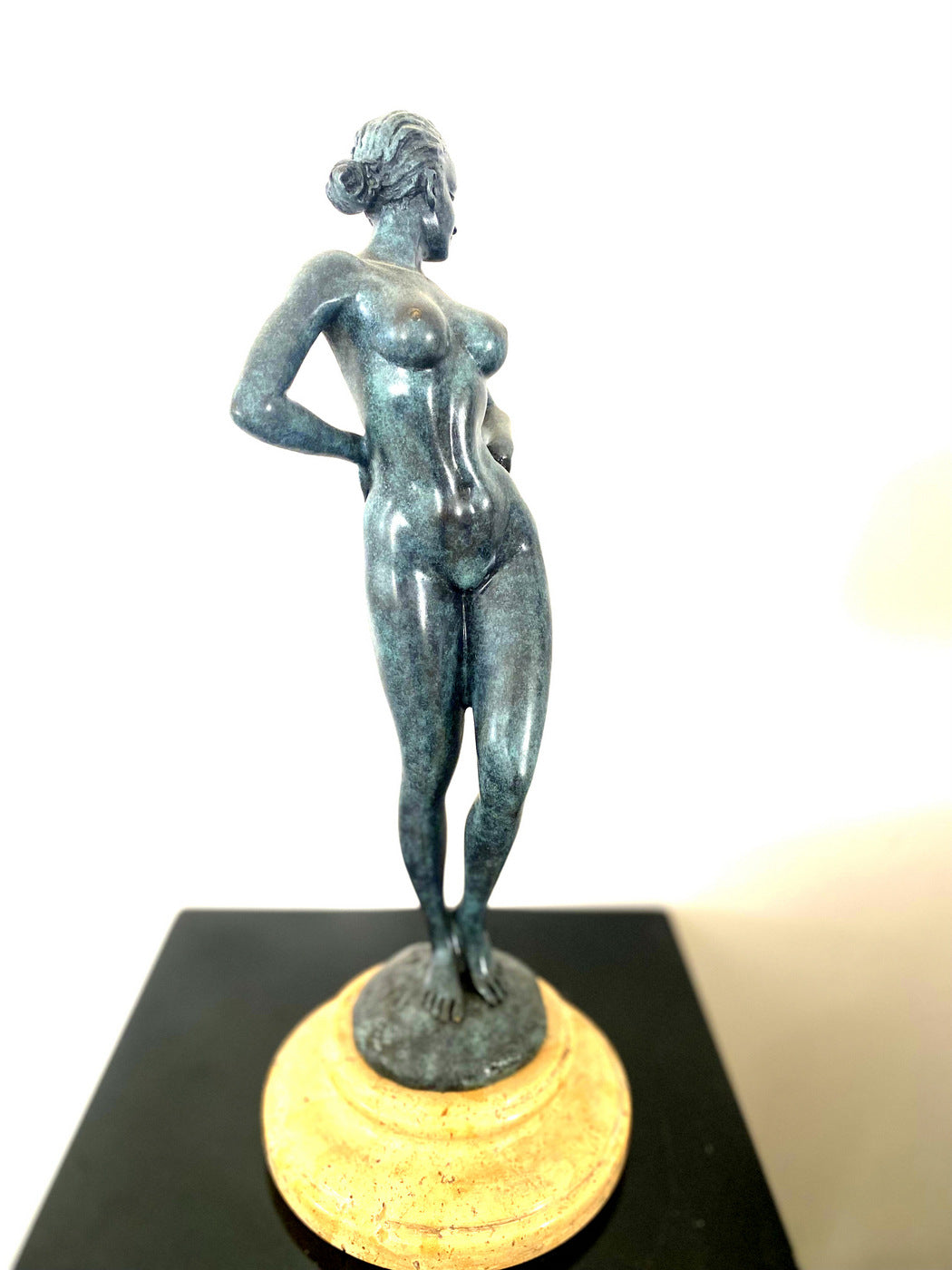 Bronzefigur-  Bronze Akt signiert Raymondo  auf Marmorsockel