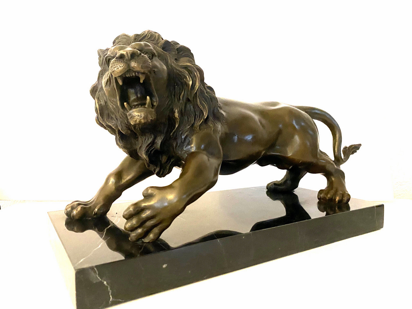 Bronze animalier - lion sur socle en marbre avec signature de l'artiste