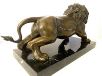 Bronze animalier - lion sur socle en marbre avec signature de l'artiste