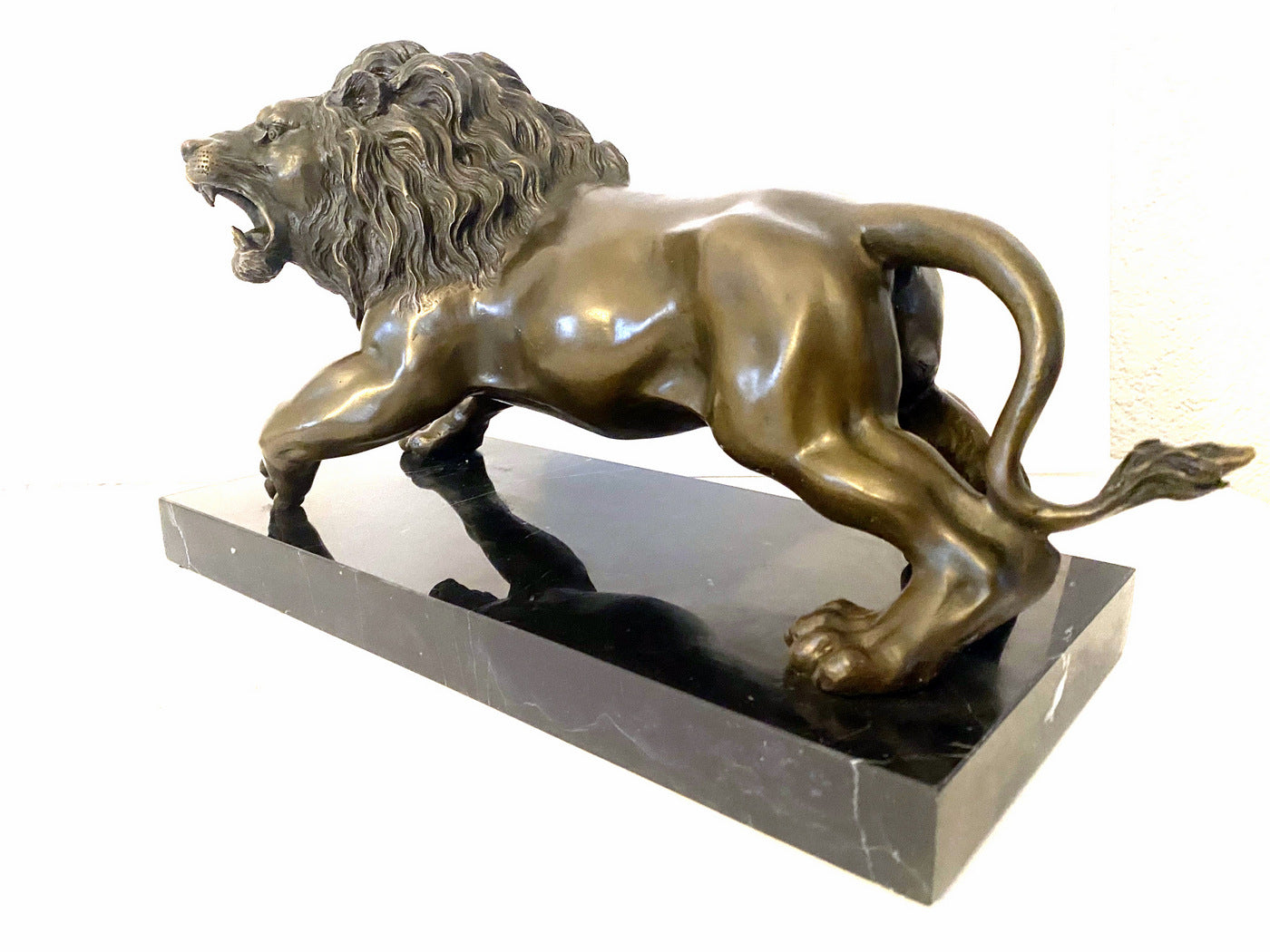 Bronze animalier - lion sur socle en marbre avec signature de l'artiste