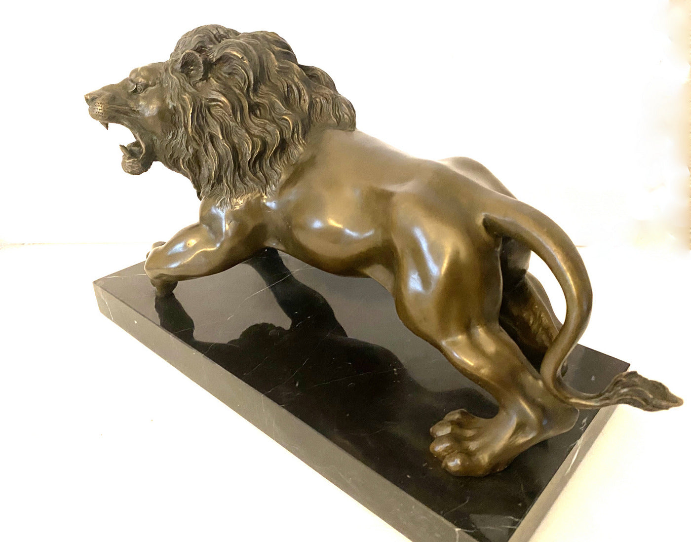 Bronze animalier - lion sur socle en marbre avec signature de l'artiste