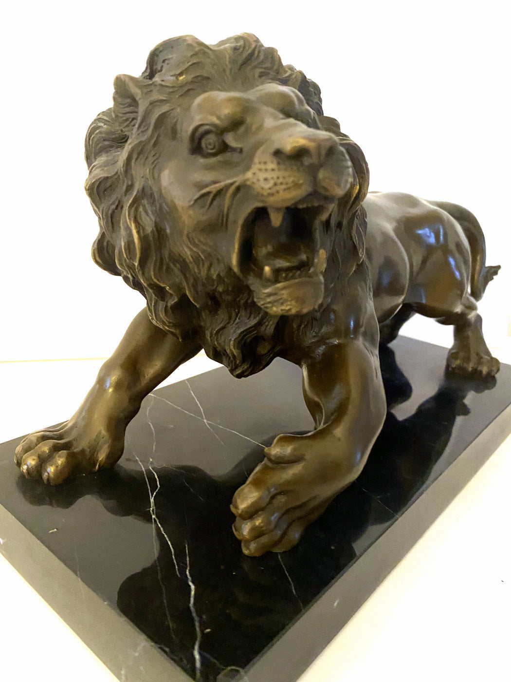 Bronze animalier - lion sur socle en marbre avec signature de l'artiste