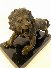 Bronze animalier - lion sur socle en marbre avec signature de l'artiste