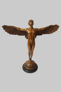 Ikarus Bronzefigur – vollständige Vorderansicht mit ausgebreiteten Flügeln