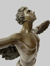 Ikarus Skulptur aus Bronze – Nahaufnahme von Kopf und Oberkörper