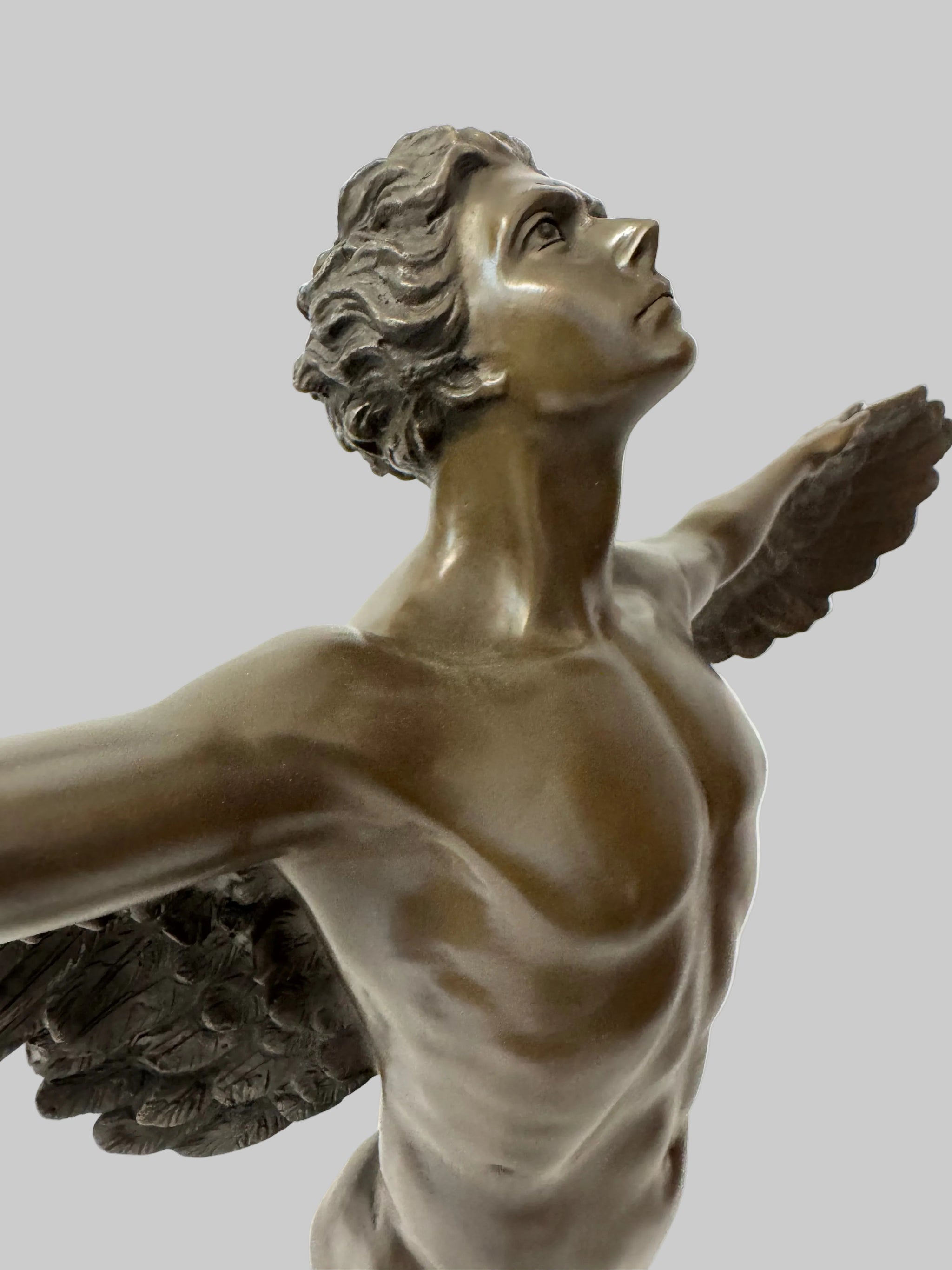Ikarus Skulptur aus Bronze – Nahaufnahme von Kopf und Oberkörper