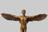 Ikarus Figur aus Bronze – frontale Detailansicht mit Flügeln