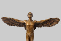 Ikarus Figur aus Bronze – frontale Detailansicht mit Flügeln